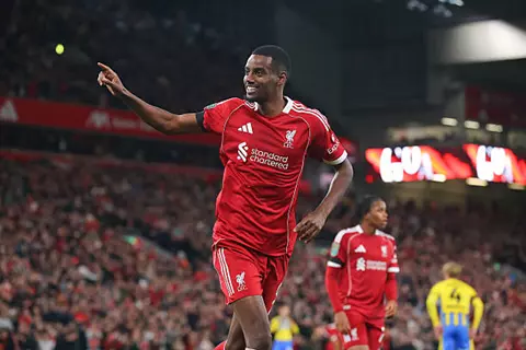 لا أركز عليه.. مدرب سندرلاند يوضح كيفية التعامل مع إيزاك في مباراة ليفربول